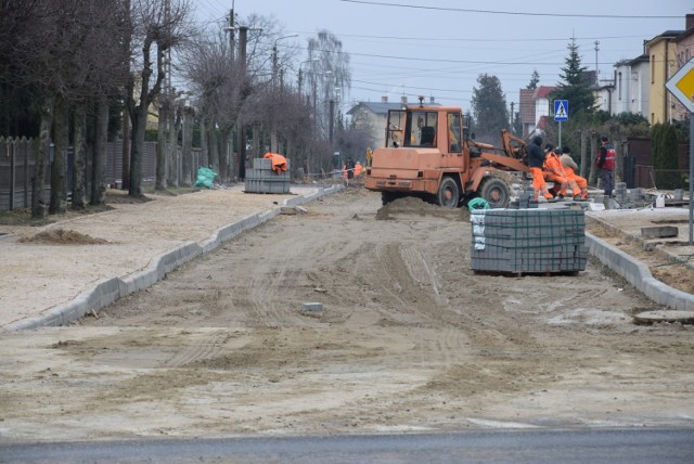 Trwają prace nad remontem ulic Sportowej i BOWID. Dzięki nowym ciągom pieszo-rowerowych przejazd do centrum ul. Chojnicką ma być bezpieczniejszy