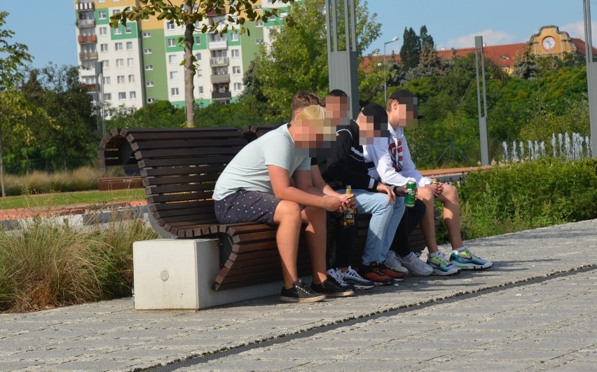 Uczniowie obsiedli głogowski Nadodrzański Bulwar. Policja wlepiła nastolatkowi mandat za spożywanie alkoholu