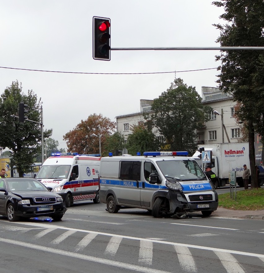 Wypadek na skrzyżowaniu w Łęczycy. Audi zderzyło się z...