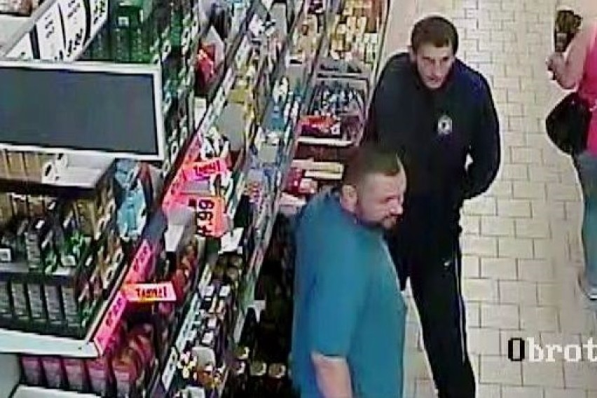 Ci mężczyźni ukradli alkohol o wartości 1300 złotych, szuka ich policja w Cieszynie (ZDJĘCIA SPRAWCÓW)