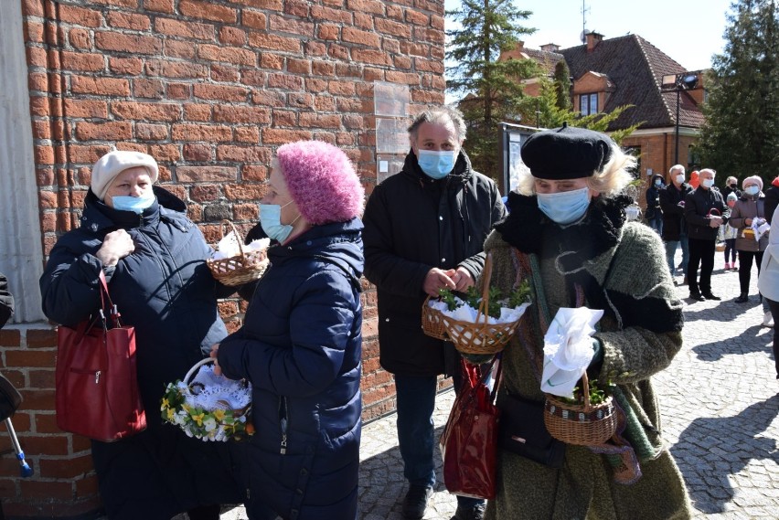 Święcenie pokarmów w Pruszczu Gdańskim w Wielką Sobotę. Wierni poświęcili święconki |ZDJĘCIA