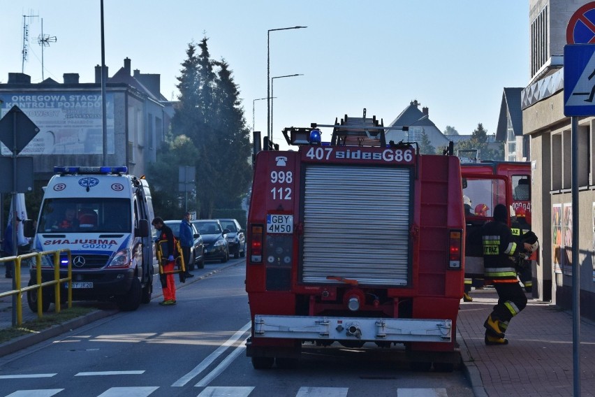 Miastko. Trwa akcja gaszenia pożaru przy ulicy Małopolskiej. Jedna osoba została ewakuowana (FOTO+VIDEO)