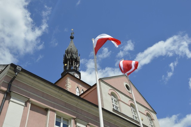 W 1994 r. w wieży międzyrzeckiego ratusza znaleziono wspaniałe pamiątki przeszłości. Zobaczcie, jak ratusz prezentował się kiedyś, a jak wygląda obecnie