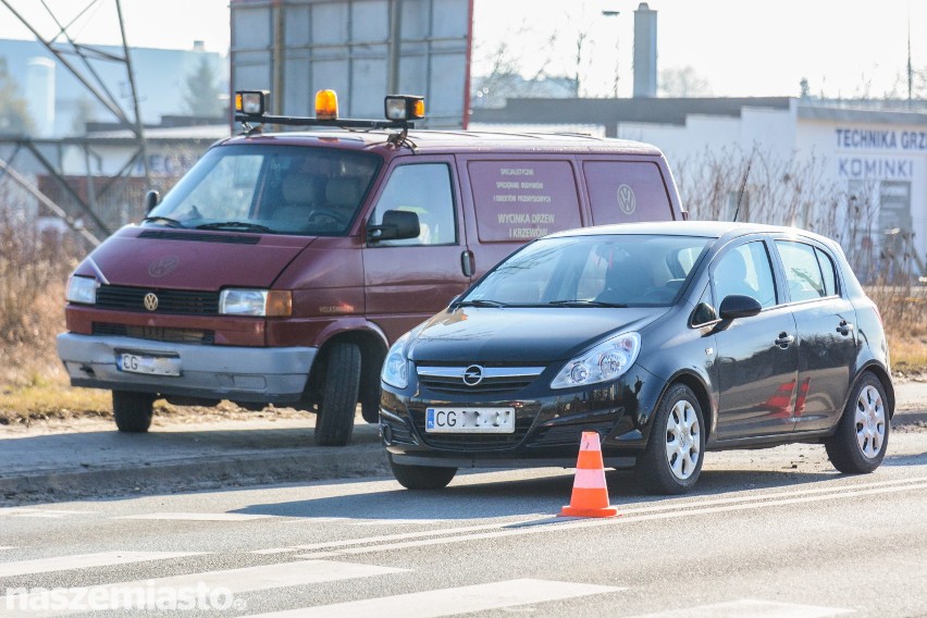 Zderzenie samochodów na Drodze Łąkowej. Jedna zabrana do szpitala [wideo, zdjęcia] 