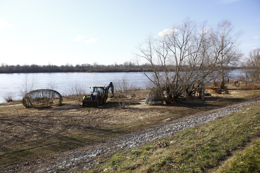 Sto tysięcy wyrzucono w błoto. Miesiąc temu otworzyli plażę na Białołęce, a już trwa demontaż. To projekt z budżetu obywatelskiego