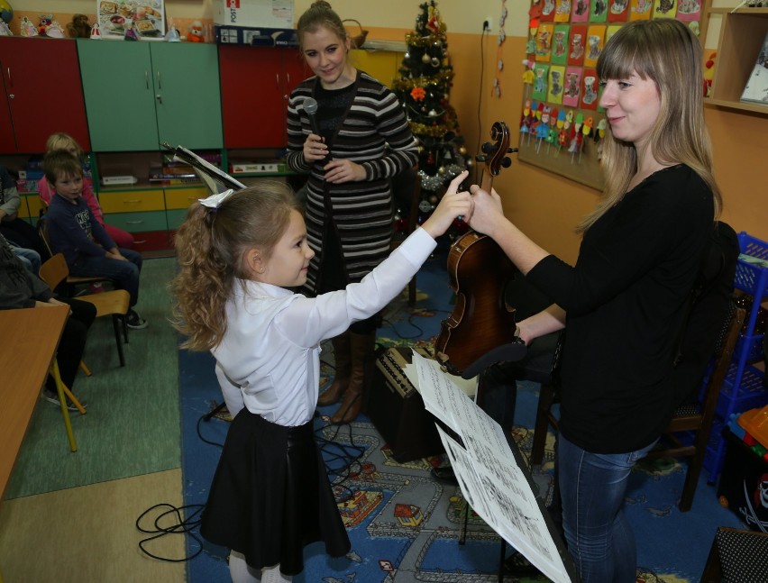 Muzycy z Filharmonii Łódzkiej w przedszkolu w Stobiecku...