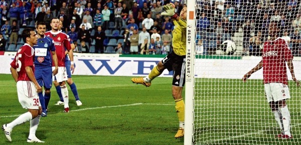 Bramkarz Wisły, Mariusz Pawełek nie sięgnął piłki  lecącej wysokim lobem po "główce" Krzysztofa Pilarza i było 1:0.