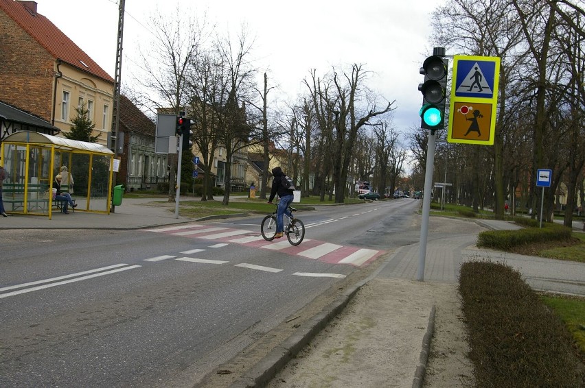 Jazda po przejściu dla pieszych - 100 zł mandatu.