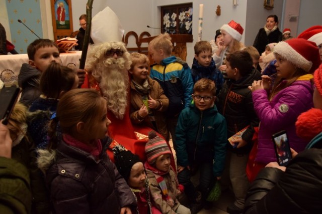 Nowy Dwór Gdański. Mikołaj odwiedził dzieci w kościele. Dla każdego był prezent