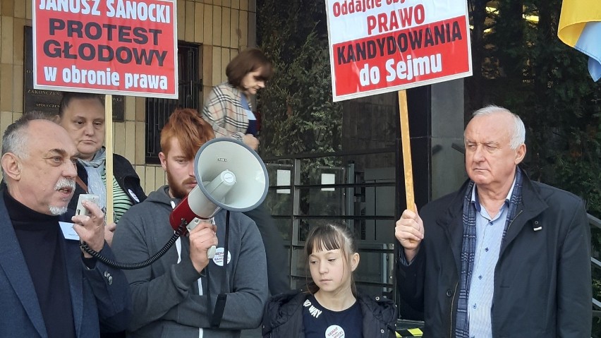 Poseł Janusz Sanocki razem z sympatykami protestował w czwartek pod Opolskim Urzędem Wojewódzkim 