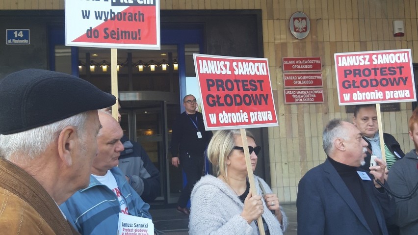 Poseł Janusz Sanocki razem z sympatykami protestował w czwartek pod Opolskim Urzędem Wojewódzkim 