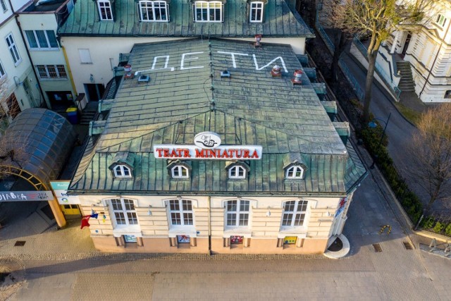 Na dachu gdańskiego Teatru Miniatura pojawił się napis "ДЕТИ" (DETI), a więc po polsku "DZIECI". To gest solidarności z walczącą Ukrainą oraz z mieszkańcami Mariupola, na których teatr w takim samym napisem 16 marca 2022 roku spadła bomba. Śmierć poniosło wówczas 300 osób.