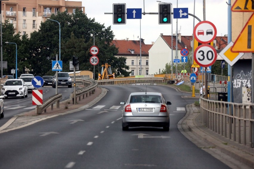 Ruszyły prace na moście nad rzeką Kaczawa w Legnicy. Są utrudnienia, zobaczcie zdjęcia