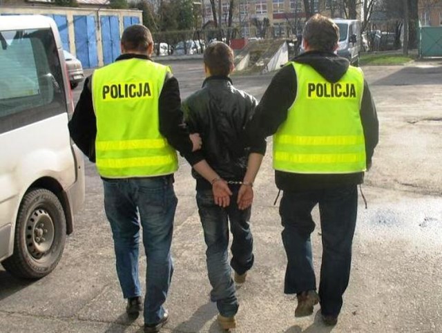 Do 12 lat więzienia grozi 21-letniemu mieszkańcowi gminy Poniatowa za dokonanie rozboju na 20-latce.