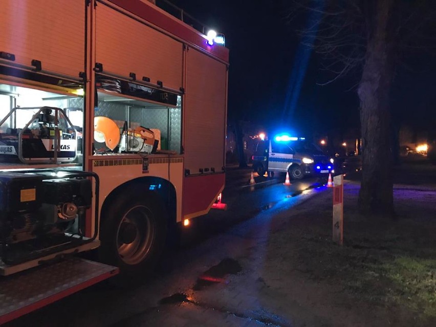 Szamocin: Powalone drzewo zablokowało ulicę Marcinkowskiego. Usuwali je strażacy i drogowcy 