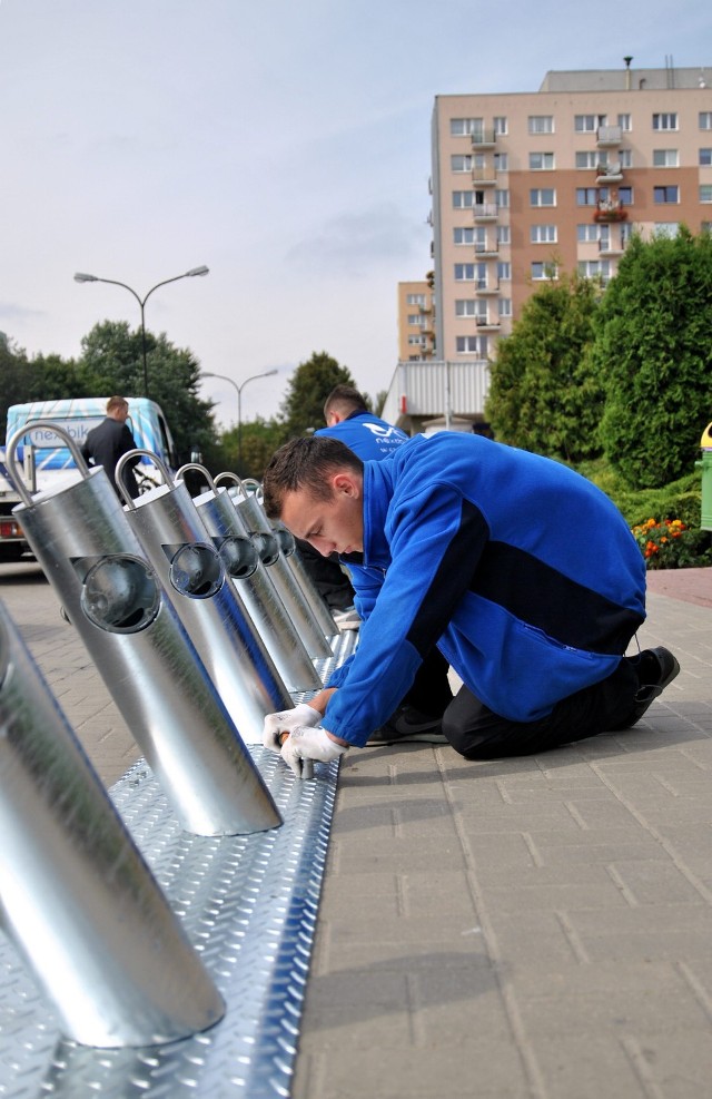 Ruszył montaż stacji roweru miejskiego w rejonie ulic Żywnego i Paryskiej na Czechowie.