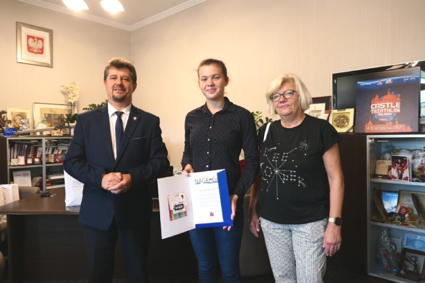 Nadia Walentynowicz (z trenerką Dorotą Grzywacką) odebrała gratulacje od burmistrza Malborka Marka Charzewskiego.