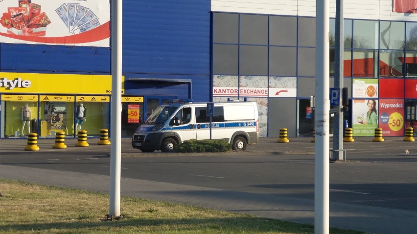 Kraków. Alarm bombowy w Tesco na Kapelance [ZDJĘCIA, WIDEO]