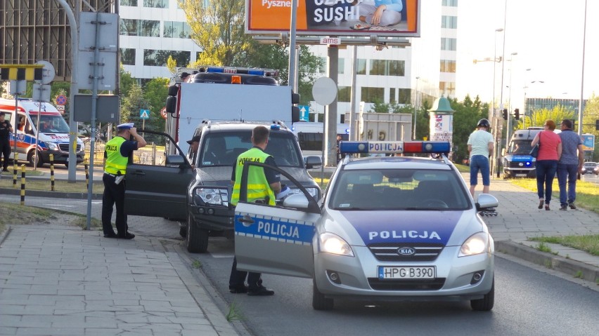 Kraków. Alarm bombowy w Tesco na Kapelance [ZDJĘCIA, WIDEO]