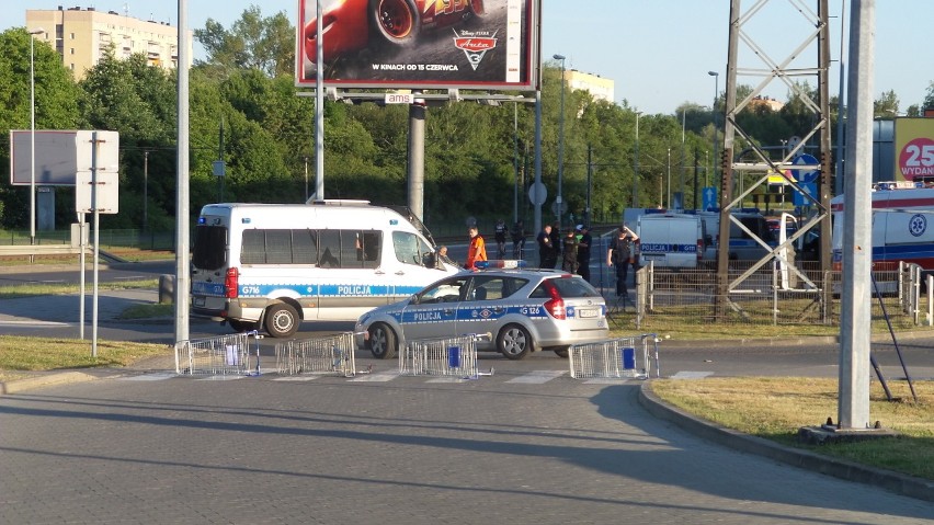 Kraków. Alarm bombowy w Tesco na Kapelance [ZDJĘCIA, WIDEO]