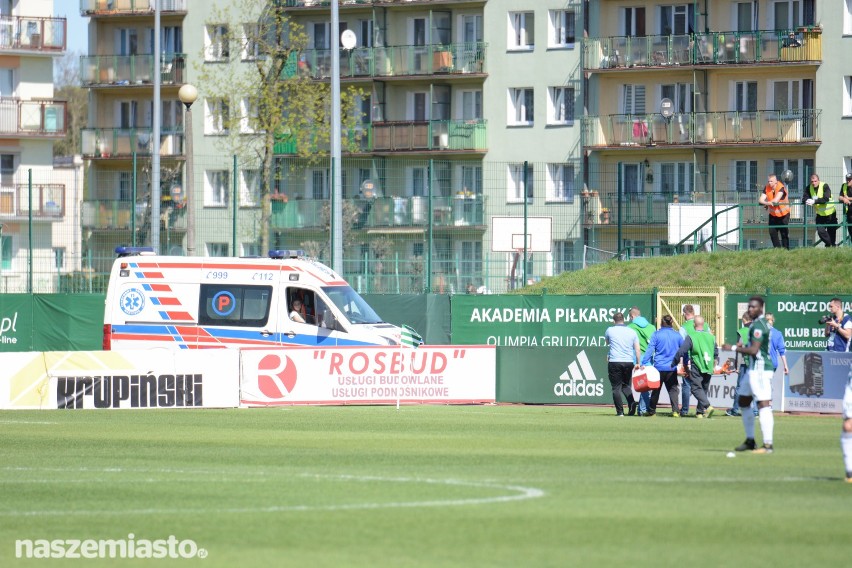 Piłkarz Olimpii złamał łokieć w meczu z Chojniczanką. Czeka go długa przerwa [zdjęcia]