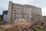Stary stoczniowy szpital w Gdańsku przestaje istnieć. Trwa wyburzanie. Zdjęcia