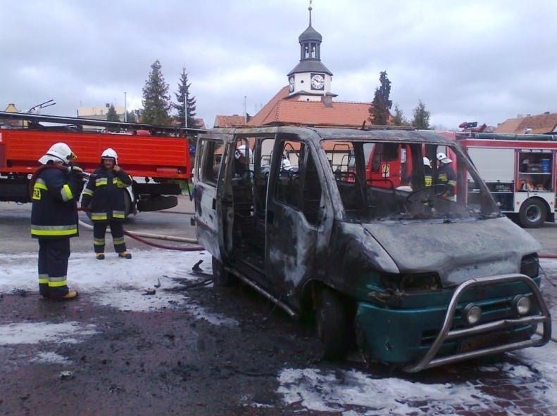 Strażacy gasili pożar busa na rynku w Zdunach