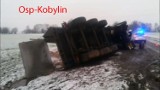 Ciężarówka wypadła z drogi między Kobylinem a Wyganowem [ZDJĘCIA]