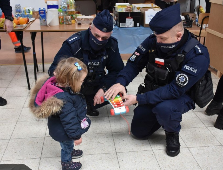 Policjanci z Jarosławia pomagają wojennym uchodźcom i dodają im otuchy [ZDJĘCIA]