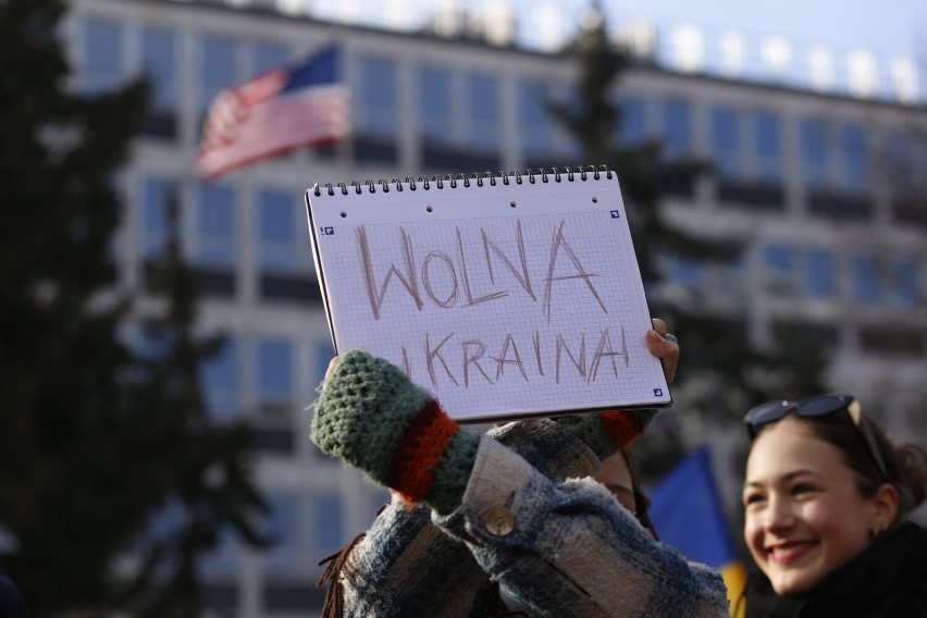 Warszawa solidarna z Ukrainą. W centrum trwa manifestacja "Nigdy więcej wojny"