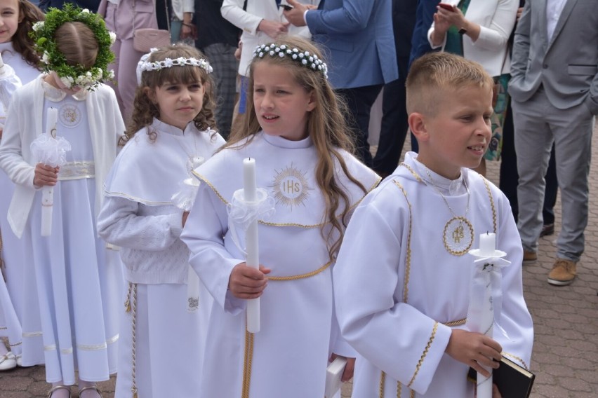 Pierwsza Komunia Święta w parafii pw. Św. Wojciecha w Wągrowcu. Pierwsza grupa dzieci przyjęła sakrament