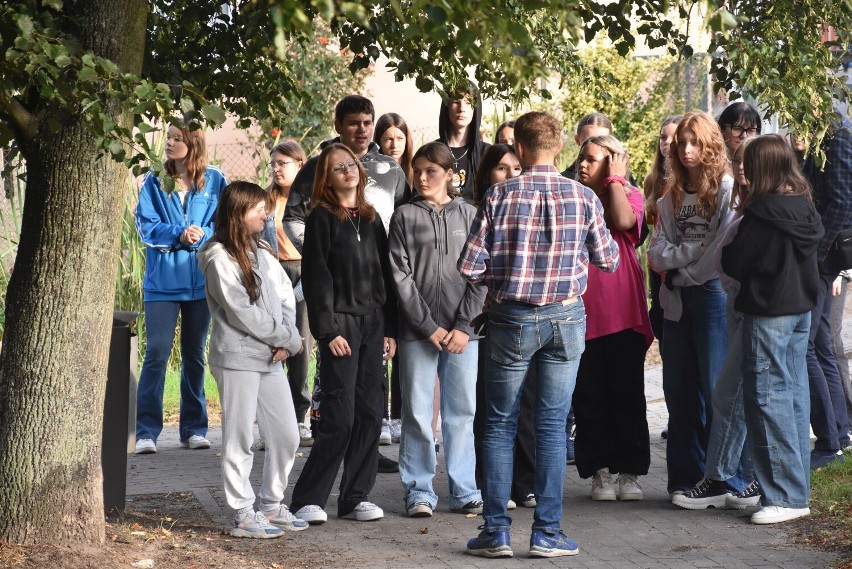 Akcja „Z ekologią na Ty" w Dolsku. Uczniowie zasadzili ponad czterdzieści drzew w parku i przy szkole podstawowej [film, zdjęcia]