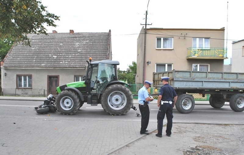 Wypadek w Mogilnie. Motocyklista wjechał w traktor [ZDJĘCIA]
