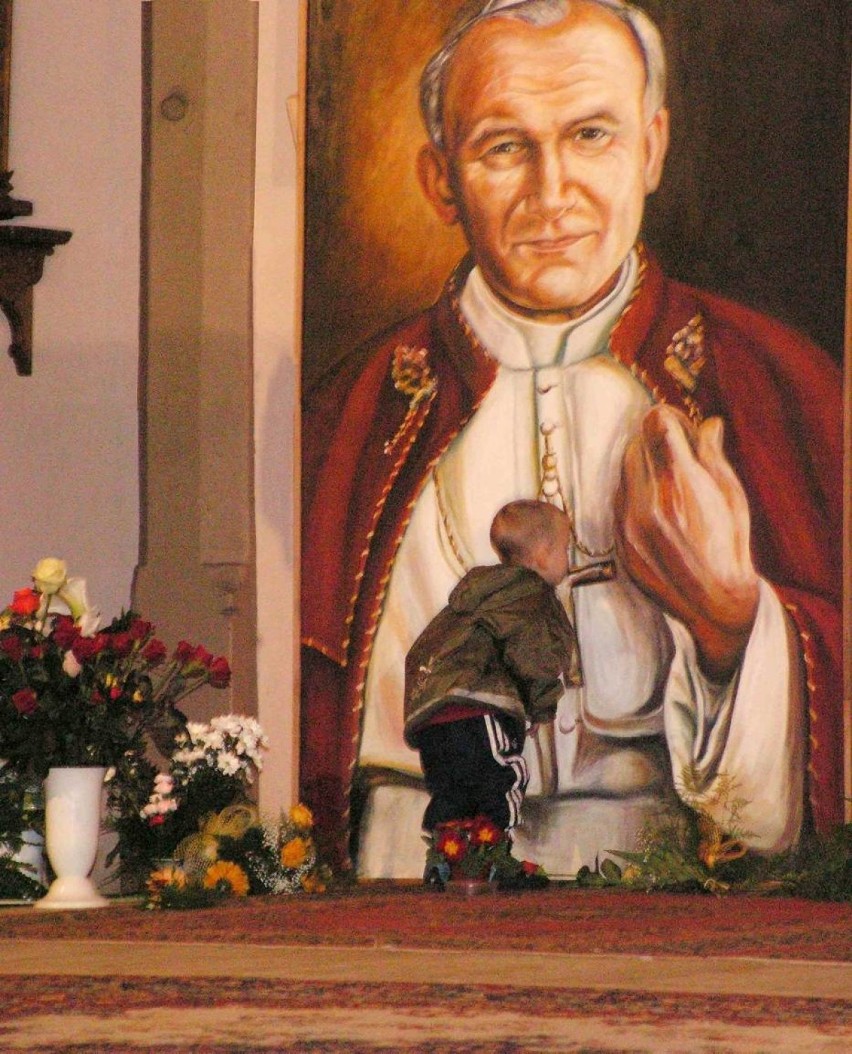Pamiętajmy o 2 kwietnia... Tak Malbork rozpaczał po śmierci Jana Pawła II. On "widział w każdym odbicie Boga"