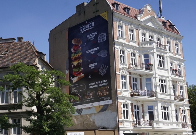 Mural został całkowicie zakryty przez banner reklamowy.