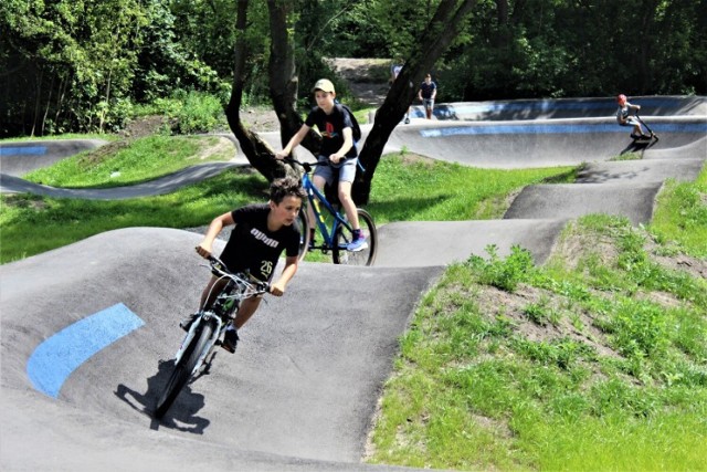 W parku wykonany zostanie rekreacyjny tor rowerowy z elementami skateplazy.