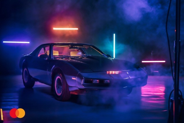 Samochód znany jest z serialu Knight Rider. Poddawany jest renowacji w warsztacie Braci Collins i będzie gotowy po zakończeniu aukcji.

Model: Pontiac Trans Am Rocznik: 1983 
Kolor: czarny
Dane techniczne:
Silnik: 5.0 v8, 165 bhp, 275 torque 
Skrzynia biegów: automatyczna 
Przyspieszenie do setki: 15.596
Elektronika: kompletny kokpit + dwa monitory.

Dodatkowym prezentem dla nowego właściciela samochodu będzie oryginalny podpis Davida Hasselhoffa, serialowego Michaela Knighta, złożony na desce rozdzielczej auta.

Samochodów został wystawiony na aukcję przez Mastercard. Można go licytować do 31 stycznia.