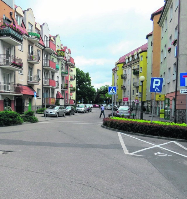 Piotr Jakubowski uważa, że parking przy ul.  700-lecia w Brodnicy jest źle oznaczony,  a opłaty pobierane nielegalnie