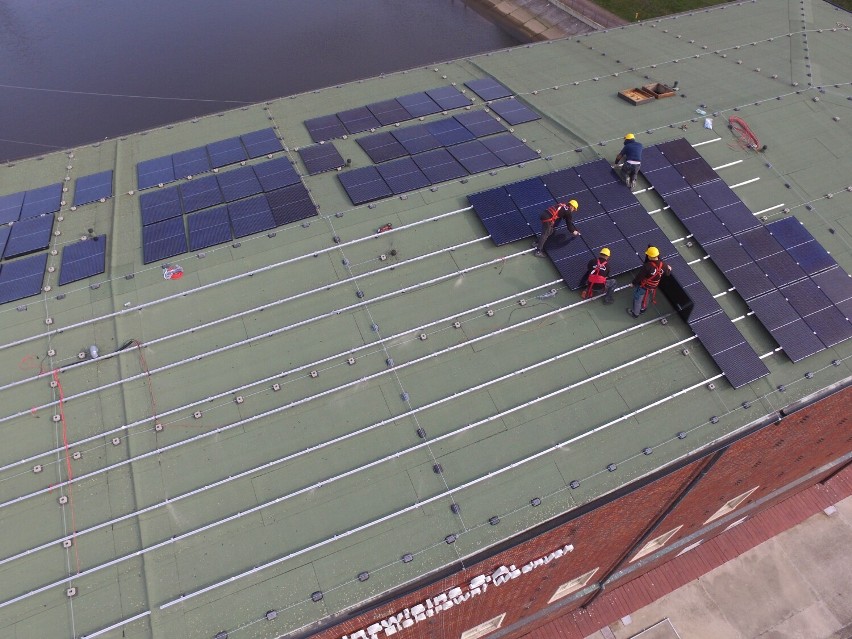 Na dachu elektrowni wodnej w Dychowie powstały panele...