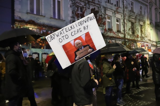 Strajk kobiet w Sosnowcu. Mieszkańcy spotkali się na "Patelni".

Zobacz kolejne zdjęcia. Przesuwaj zdjęcia w prawo - naciśnij strzałkę lub przycisk NASTĘPNE