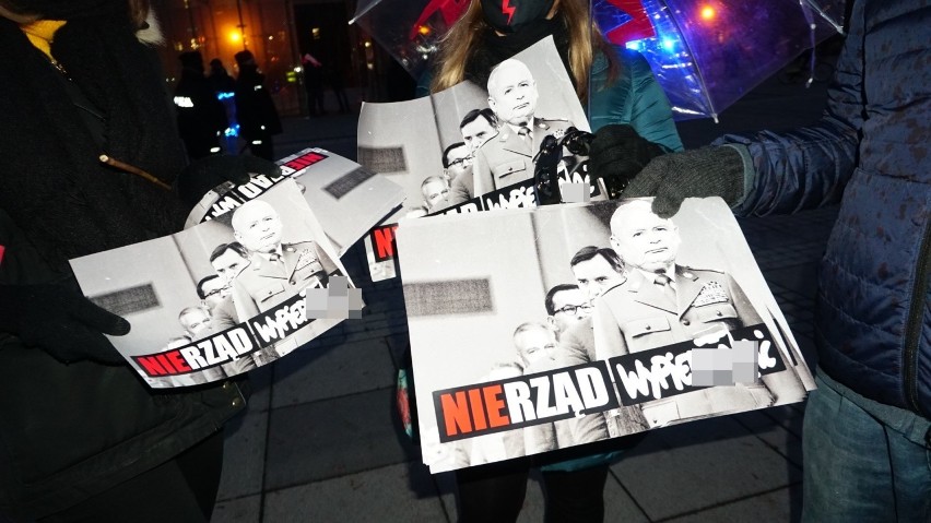 „Stan wojny z kobietami”. Zobacz zdjęcia z sobotniego protestu we Wrocławiu