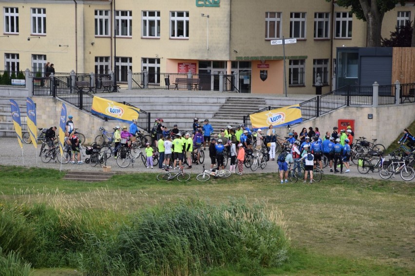 Rajd rowerowy z olimpijczykami w Koninie. Około 100 cyklistów wyruszyło z Bulwaru Nadwarciańskiego