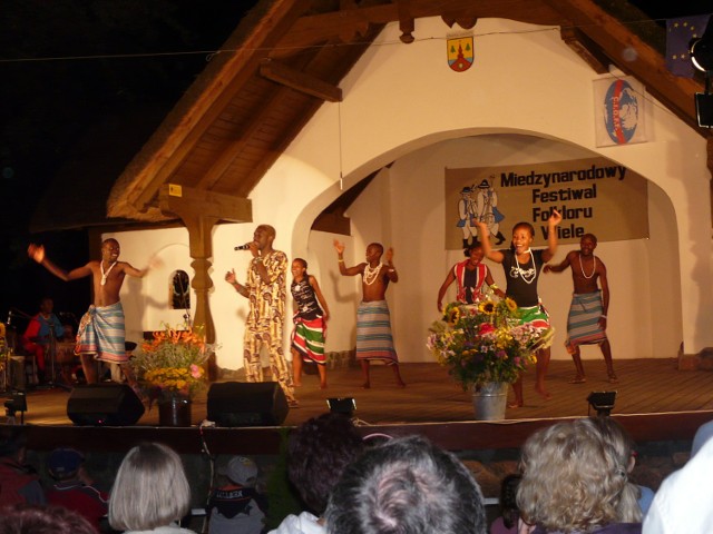 Występ zespołu z Kenii w amfiteatrze, podczas Międzynarodowego Festiwalu Folkloru w lipcu 2010 roku.