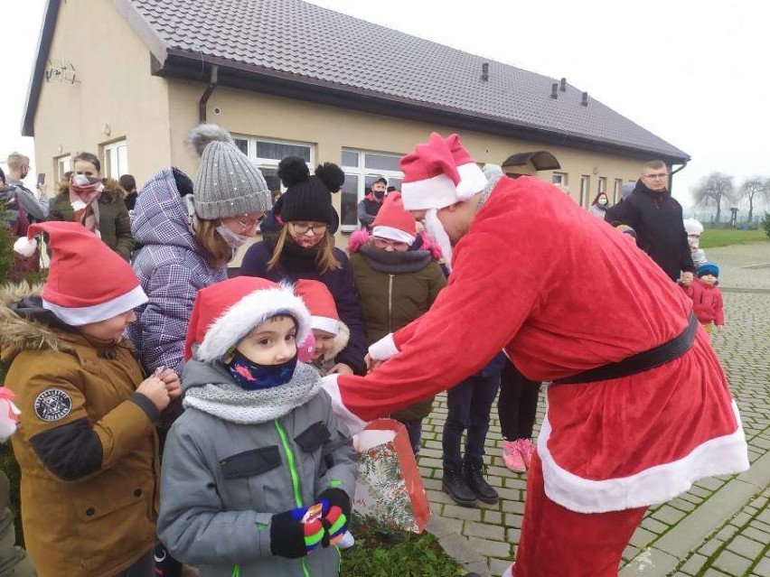 Święty Mikołaj z wizytą w gminie Wyrzysk. Nie zapomniał o najmłodszych mieszkańcach