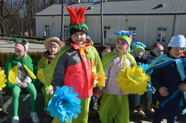 To były naprawdę radosne chwile! Dzieciaki z przedszkoli samorządowych w Końskich witały dziś w parku wiosnę! Były wierszyki, piosenki i niezwykle barwne stroje. W niebo pofrunęły żółte i błękitne balony symbolizujące solidarność z Ukrainą.

Zobacz zdjęcia z tego wydarzenia.