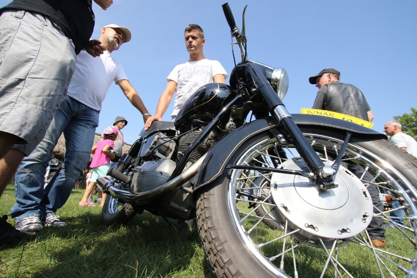 Motopiknik 12. Świętokrzyski Zlot Motocykli SHL i Pojazdów Zabytkowych odbył się w niedzielę w Parku Etnograficznym w Tokarni