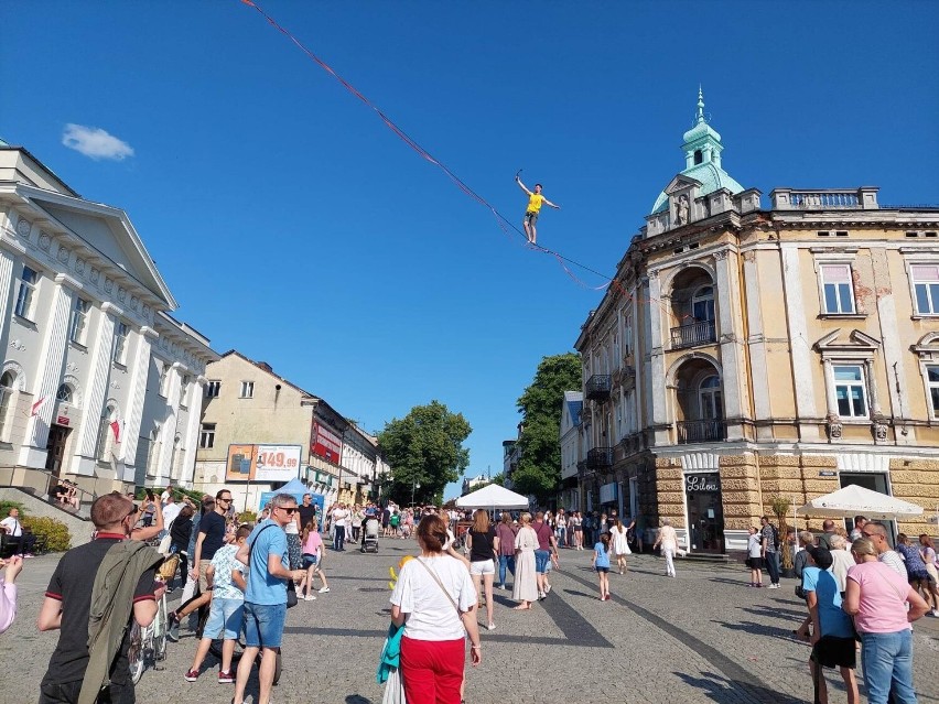 Międzynarodowy Festiwal Artystów Ulicznych w Radomiu trwa już drugi dzień. Widowiskowe popisy na deptaku przyciągnęły tłumy. Zobacz zdjęcia