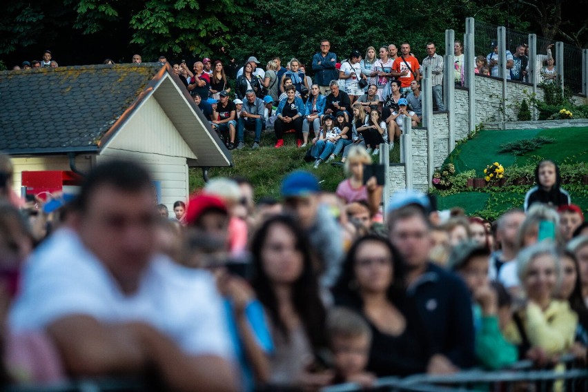 Sylwia Grzeszczak w Pucku. To był koncert, na który czekało mnóstwo fanów. Wcześniej zaśpiewała Kinga Włodarkiewicz | ZDJĘCIA, WIDEO