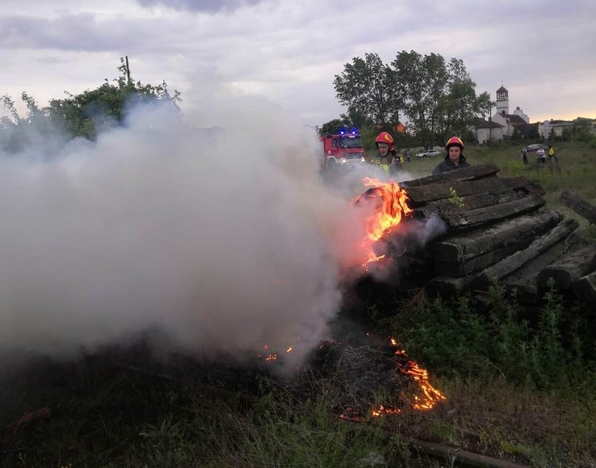 Pożar podkładów kolejowych przy ul. Jana Pawła II w...