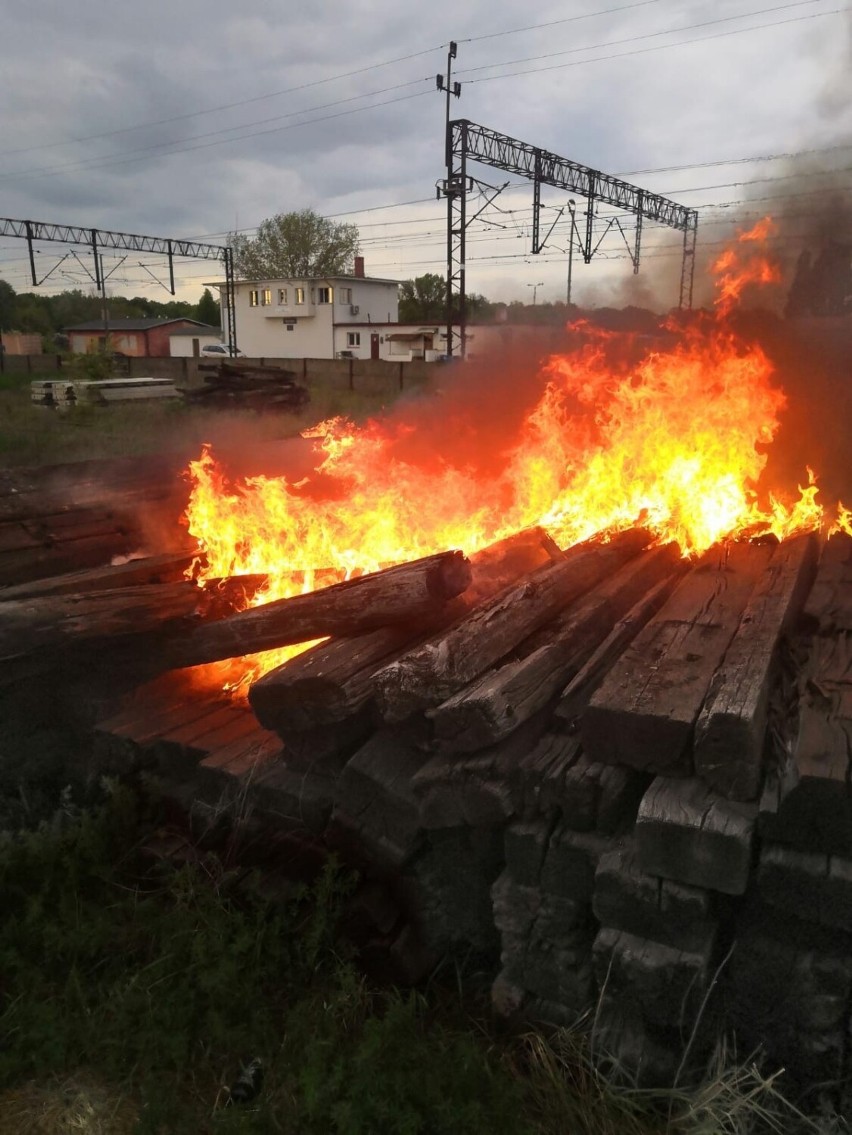 Pożar podkładów kolejowych przy ul. Jana Pawła II w...